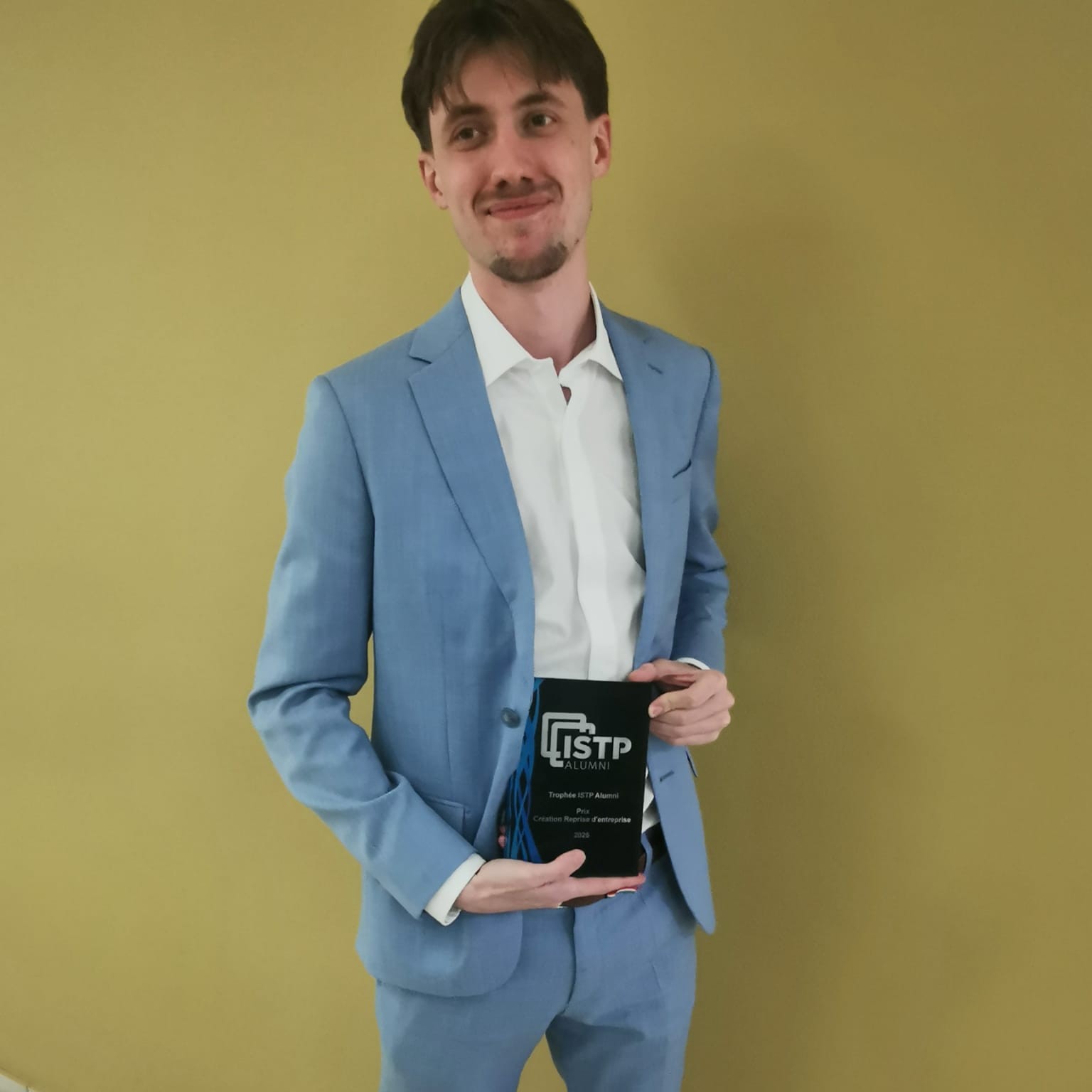 Lucas Baquey avec le Trophée ISTP Alumni 2026, catégorie Création d’entreprise
